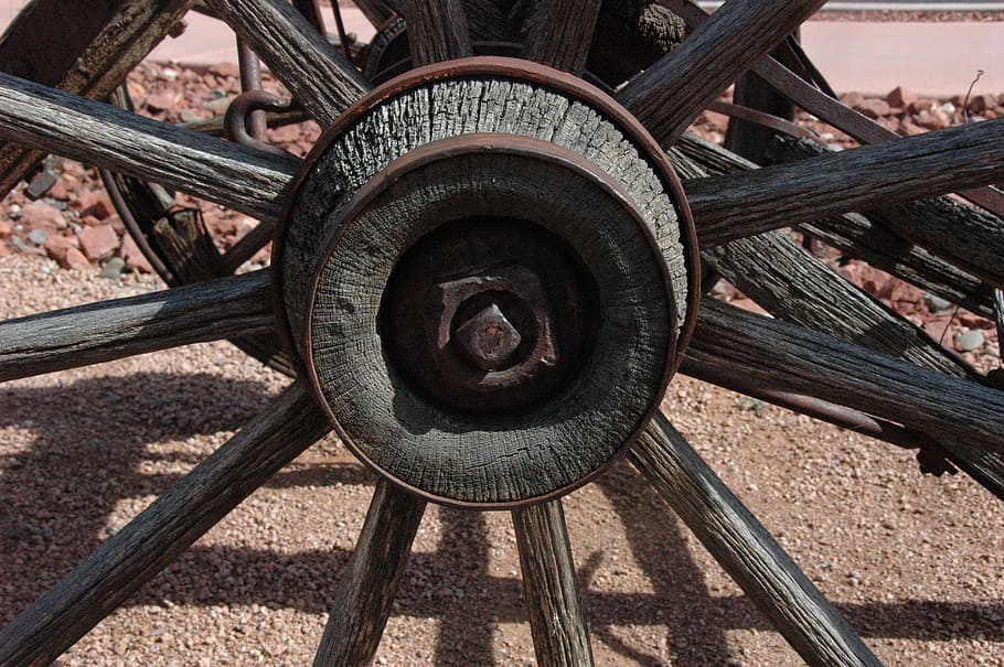 grey carriage wheel, sedona, arizona, old wagon wheel, rusty, cowboy, western, artwork, architecture, spokes