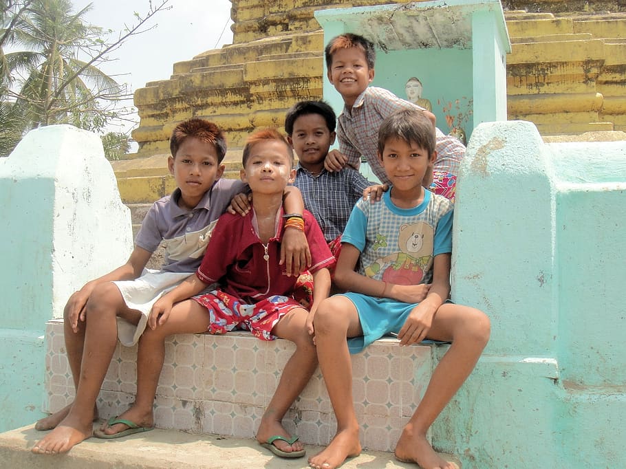 niños, muchachos, amistad, myanmar, birmania, juventud, niño, infancia, sentado, mirando a cámara