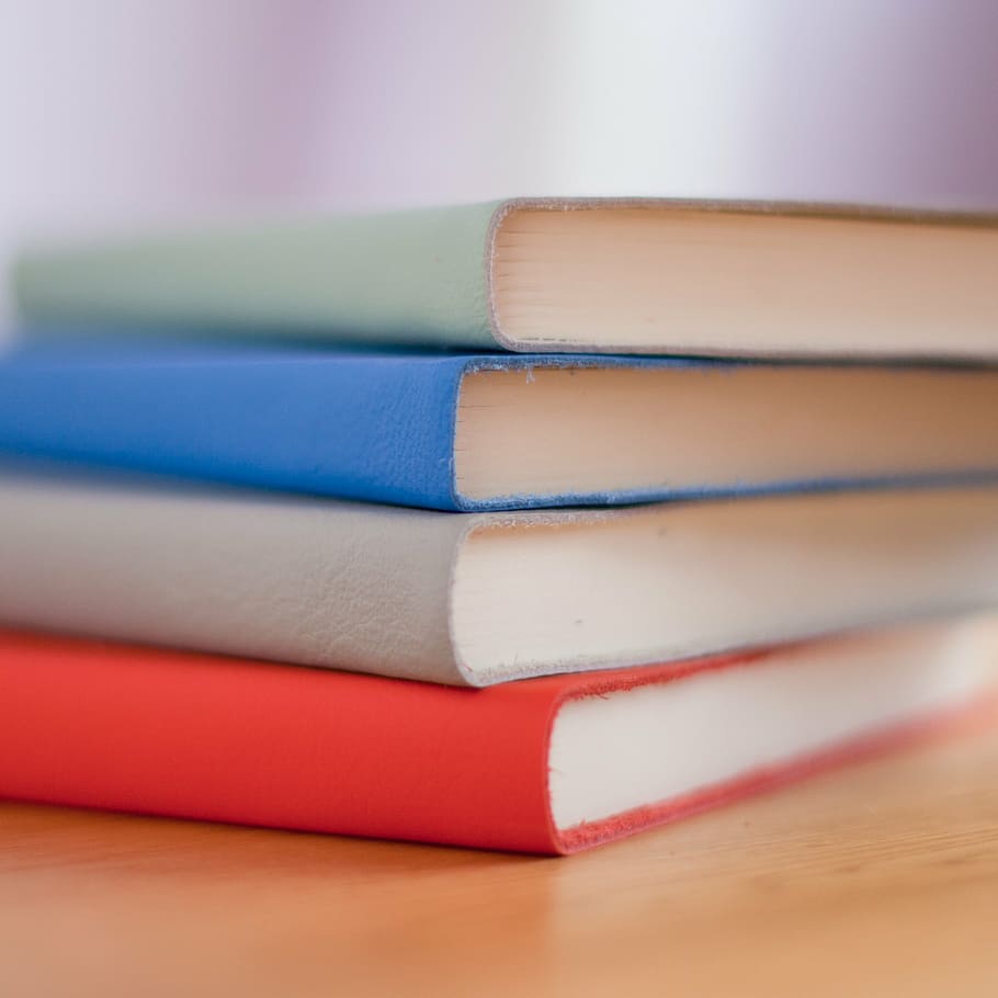 cuatro libros de colores variados, pila, verde, azul, gris, rojo, libros, madera, tablero, todavía