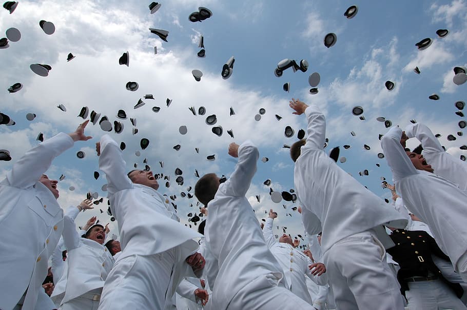 grupo, hombres, lanzamiento, militar, sombreros, marineros, ceremonia de graduación, finalización, celebrar, mirar hacia adelante