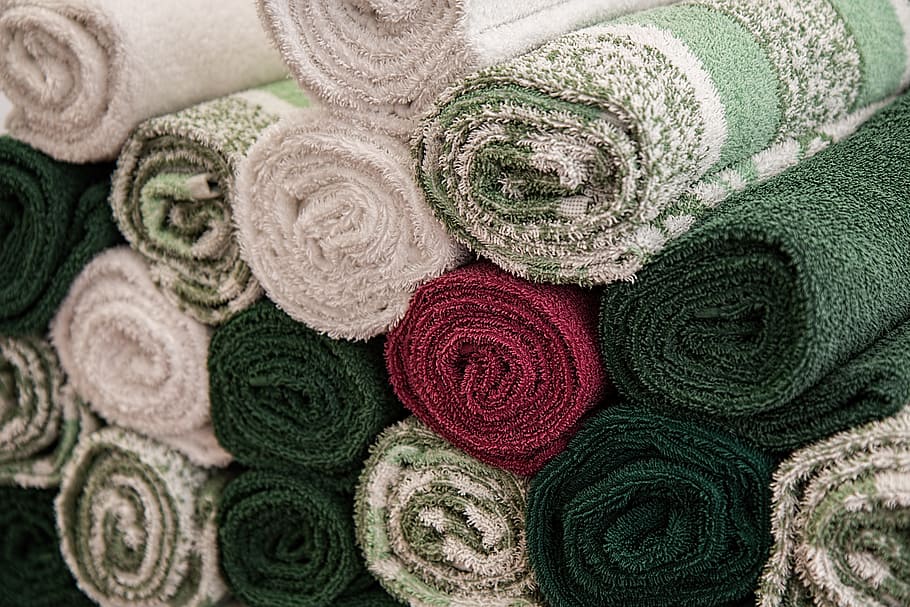 foto de primer plano, color variado, enrollado, alfombra, toallas, lavado, lavandería, tareas domésticas, toalla de baño, detergente