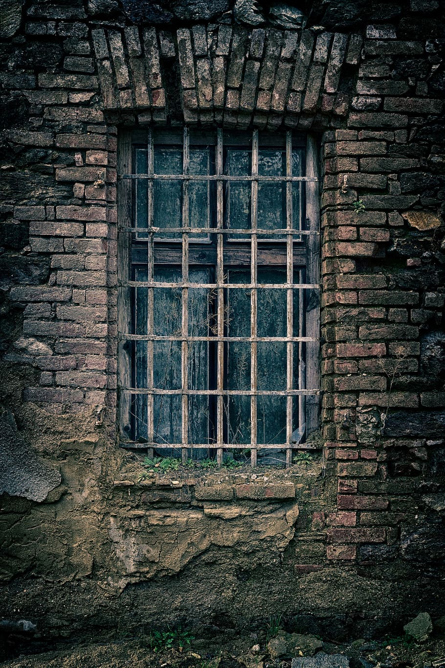 window, bricked house, grid, grate, prison, vanished time, architecture, old house, background, wallpaper