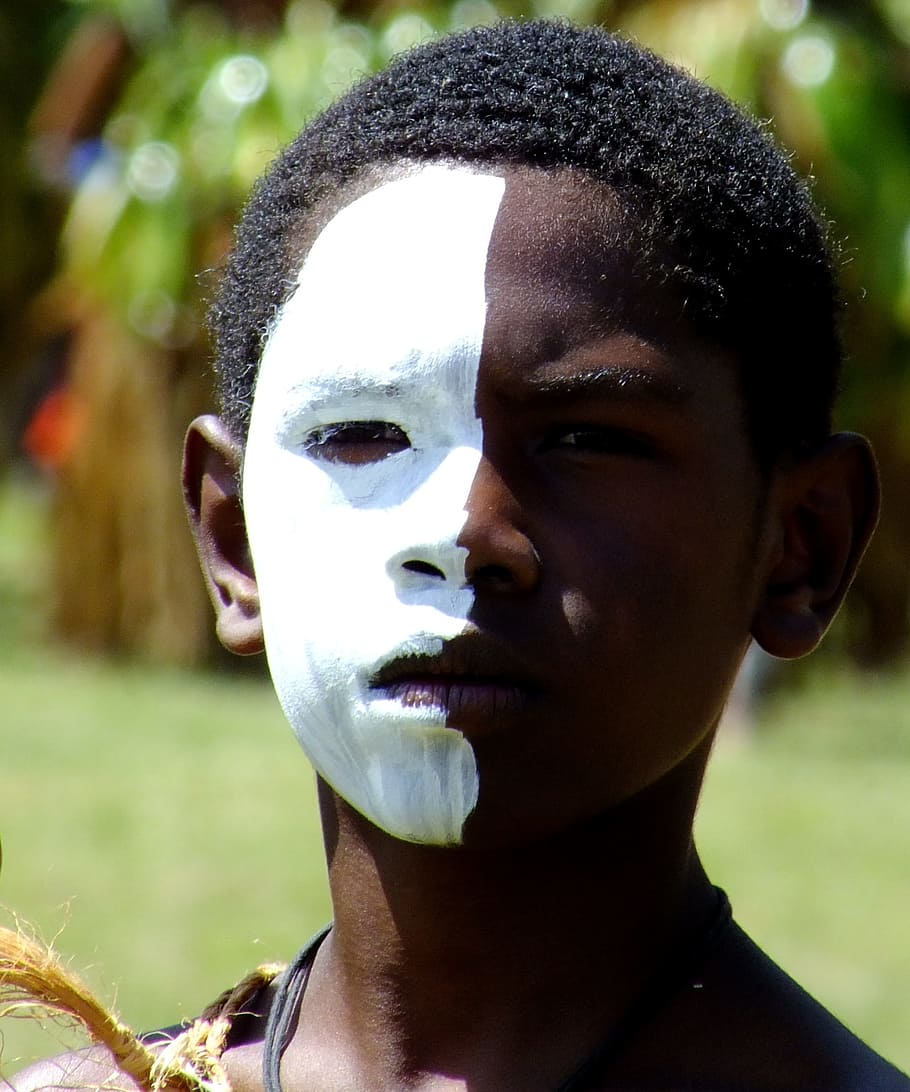 chico, pintura facial, africano, cara, negro, blanco, máscara, grave, retrato, tiro en la cabeza