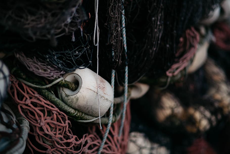 rope, net, tissue roll, close-up, focus on foreground, day, hanging, outdoors, selective focus, fishing