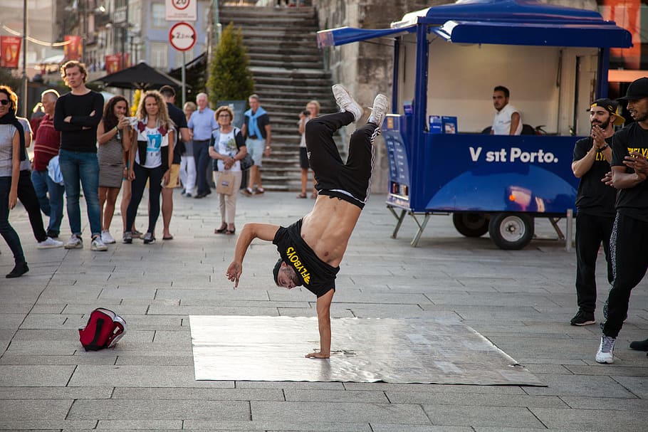 брейк-данс, двигайся телом, акробатика, трюки, стойка на руках, на публике, праздник, город, реальные люди, улица