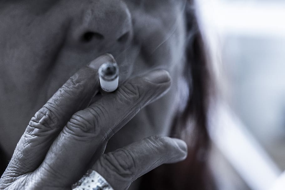 Badania wykazały, komu i dlaczego trudniej jest rzucić palenie: kobiecie czy mężczyźnie