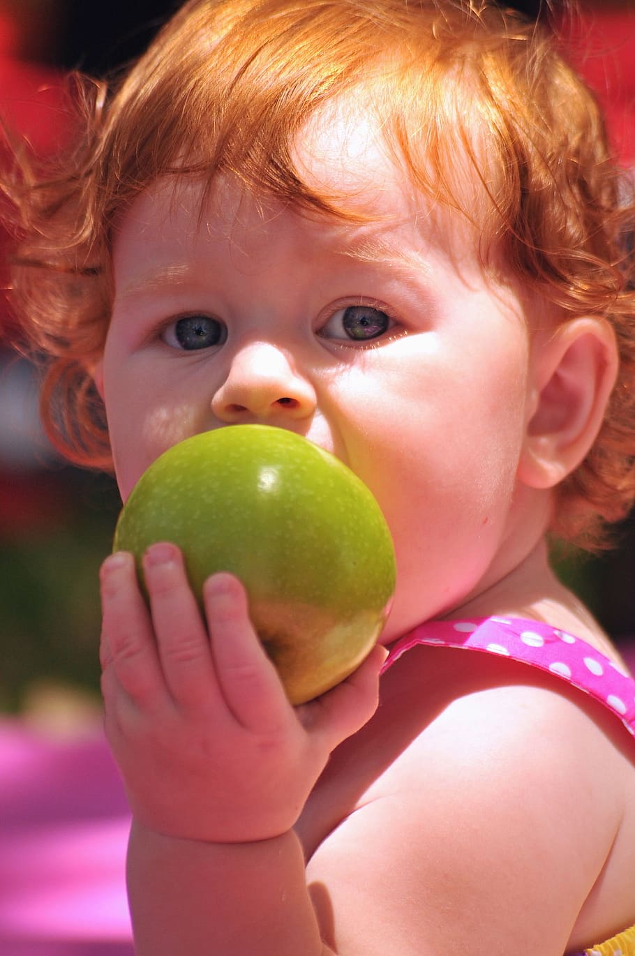 primer plano, foto, niña, comer, manzana, niños, saludable, verde, verano, niño