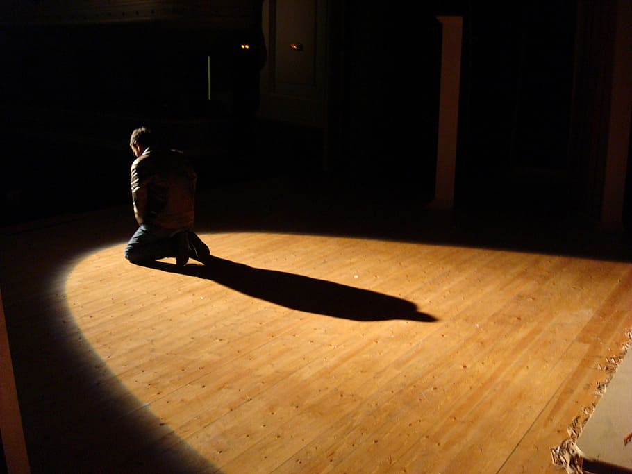 orang, berlutut, kayu, lantai, teater, skenario, aktor, satu orang, di dalam ruangan, lantai kayu keras