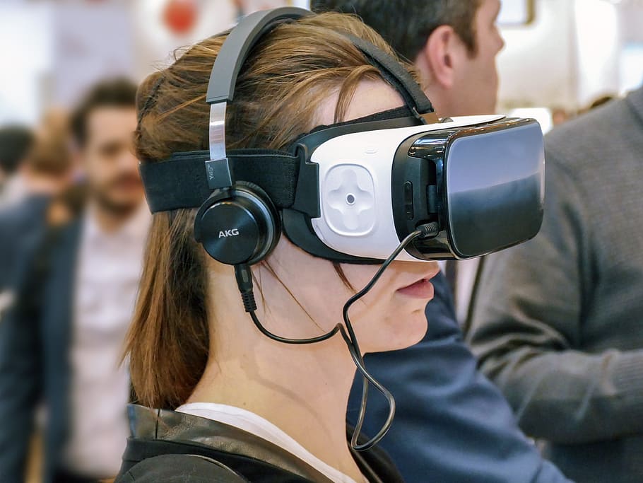 mulher, usando, fone de ouvido vr, vr, óculos, oculus, virtual, realidade, realidade virtual, simulação