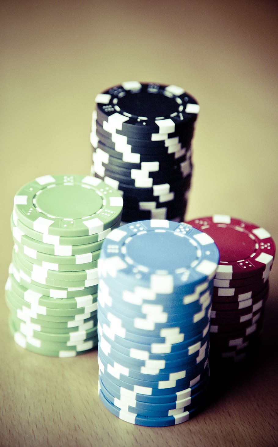 Cassino online, jogos de azar em todo o mundo, tecnologia e conceito de  pessoas - close-up do jogador de pôquer com cartas de baralho, computador  tablet pc e fichas na mesa de cassino verde