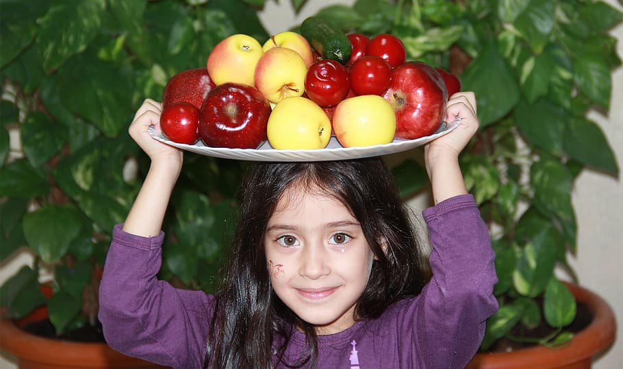 arriba, y fruta abajo, niña, feliz, niños, colorido, Fruta, alimentación saludable, comida, retrato