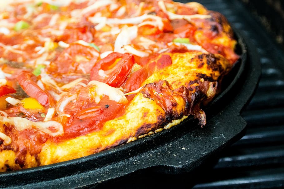 close-up photo, pizza, pan pizza, grill, barbecue, dutch oven, scalloped, cheese, tomato, salami