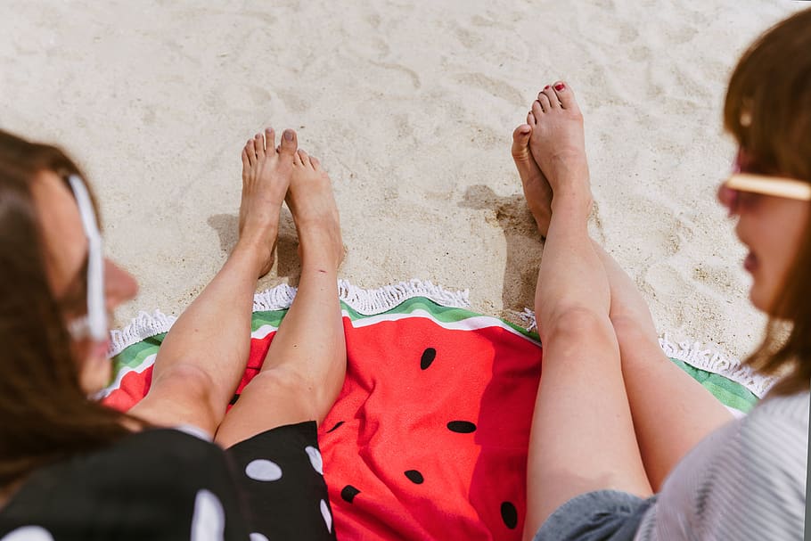 praia, meninas, areia, relaxante, toalha, óculos de sol, mulheres, bronzeamento, bate-papo, conversa