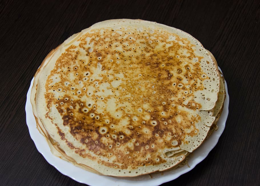 roti on plate, pancakes, food, flour, the dough, baking, plate, table, krupnyj plan, food and drink
