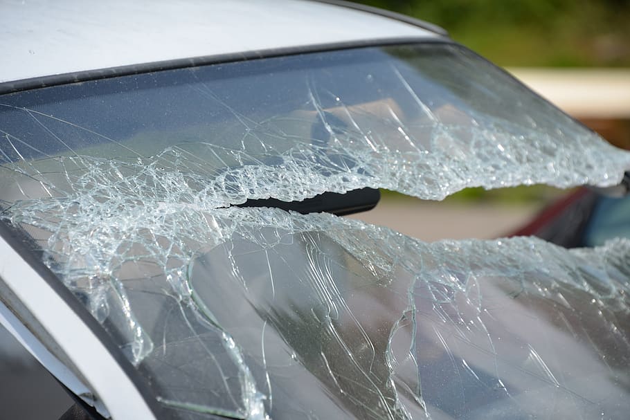 automático, accidente, roto, daños, rescate, la cubierta frontal es, vidrio, rotura de vidrio, disco, destruido
