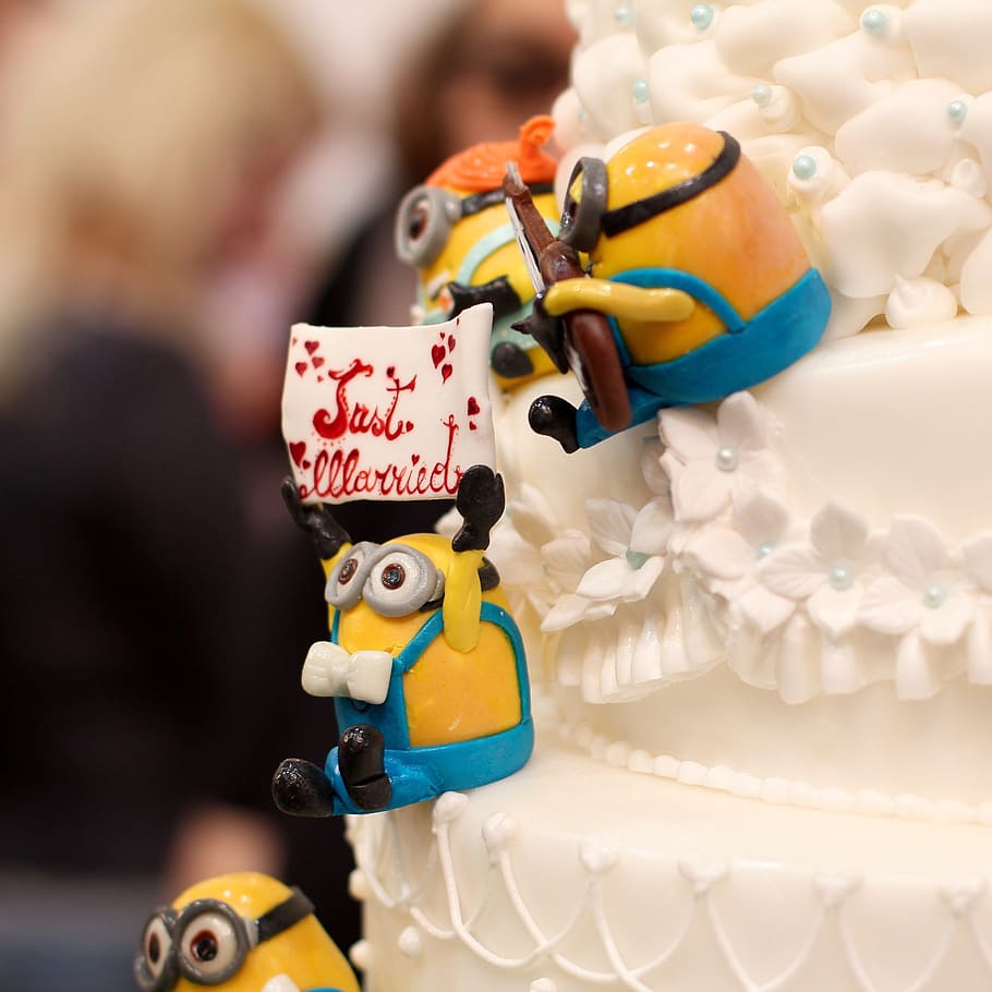 minions, holding, married, sign, sitting, white, wedding cake, just married, wedding, marry
