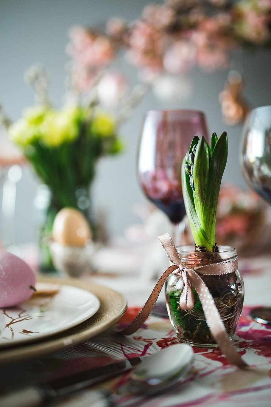 Lindo, rosa, decoraciones, flores, amentos, huevos, mesa de pascua, mesa, dulce, vacaciones