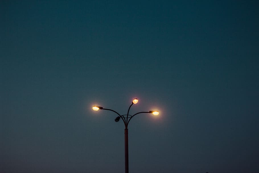 ランプポスト, ライト, 夜, 暗い, 街路灯, 照明器具, 通り, 低角度のビュー, 照らされた, 空