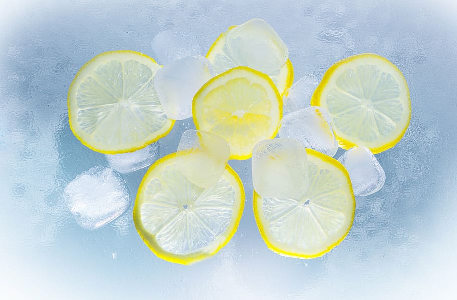 enam irisan lemon, lemon, es, air, musim panas, erfrischungsgetränk, penyegaran, es batu, irisan, jeruk nipis