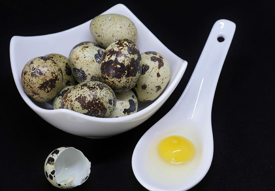 перепелиные яйца, белый, керамический, миска, рядом, ложка, яичный желток, яйцо, перепелиное яйцо, скорлупа