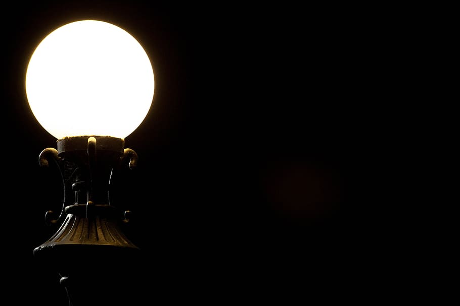 La Bombilla De Luz Eléctrica Sin Luz Sobre El Fondo Negro Fotos