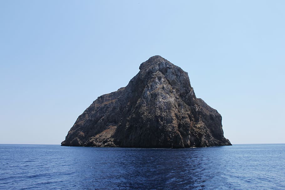 fotografía de isla, isla, día, hora, fotografía, acantilado, rock, horizonte, mar, océano