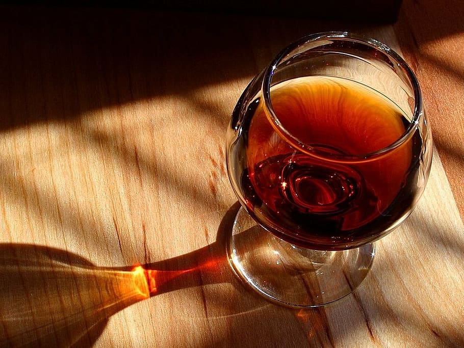 cognac, brandy, alcohol, high percentage, brown, aromatic, aroma, glass, swing, lichtspiel