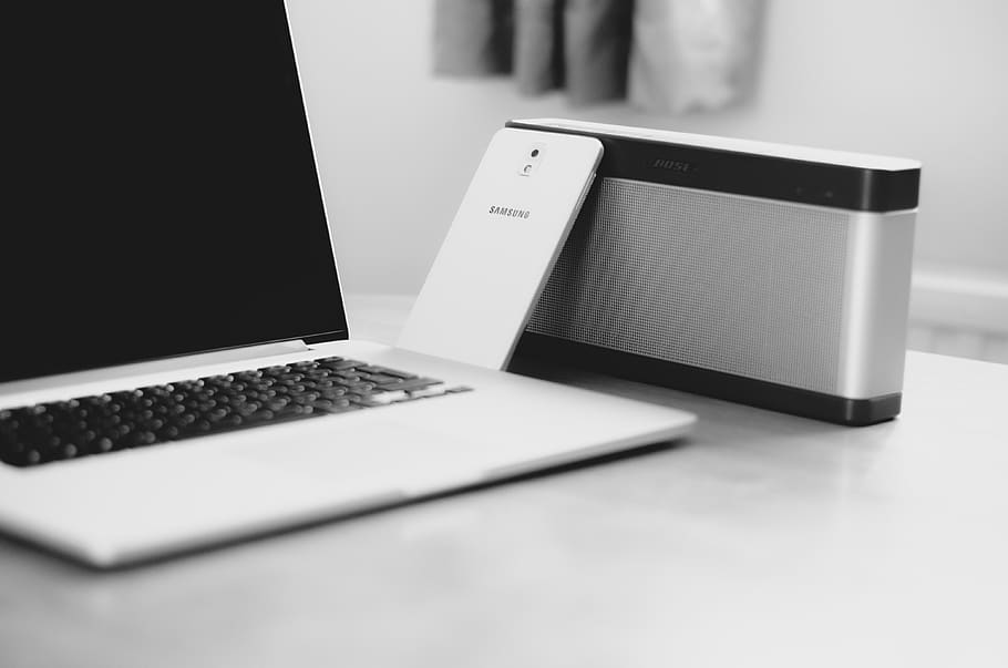 macbook, laptop, computador, tecnologia, celular, smartphone, dock, objetos, dispositivos, preto e branco