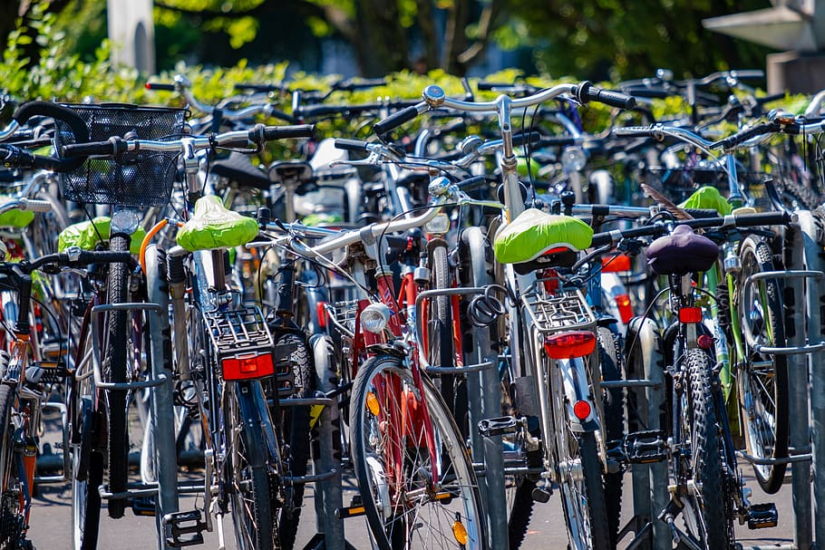 bicicletas, estacionamento, colorido, andar de bicicleta, transporte, meio de transporte, veículo, espaço alternativo, bicicleta, veículo terrestre