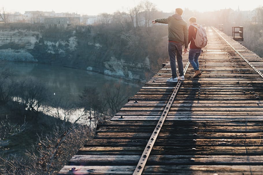 dua, pria, berdiri, coklat, kayu, jembatan, berjalan, kereta api, sungai, siang hari