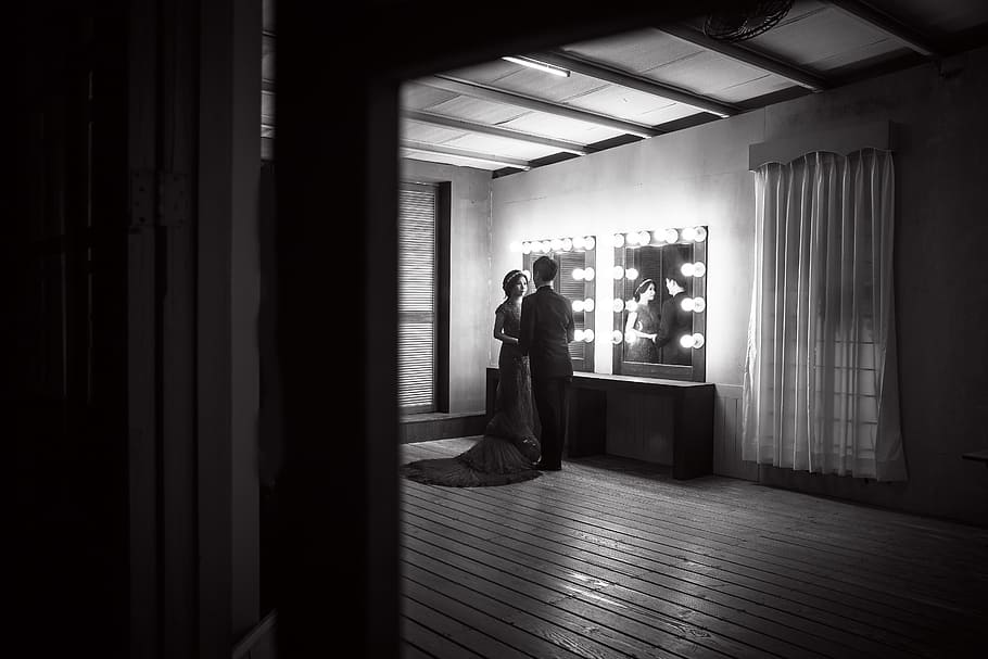 foto grayscale, pasangan, depan, cermin, gaun pengantin, meja rias, foto hitam putih, lantai kayu, pria, di dalam ruangan