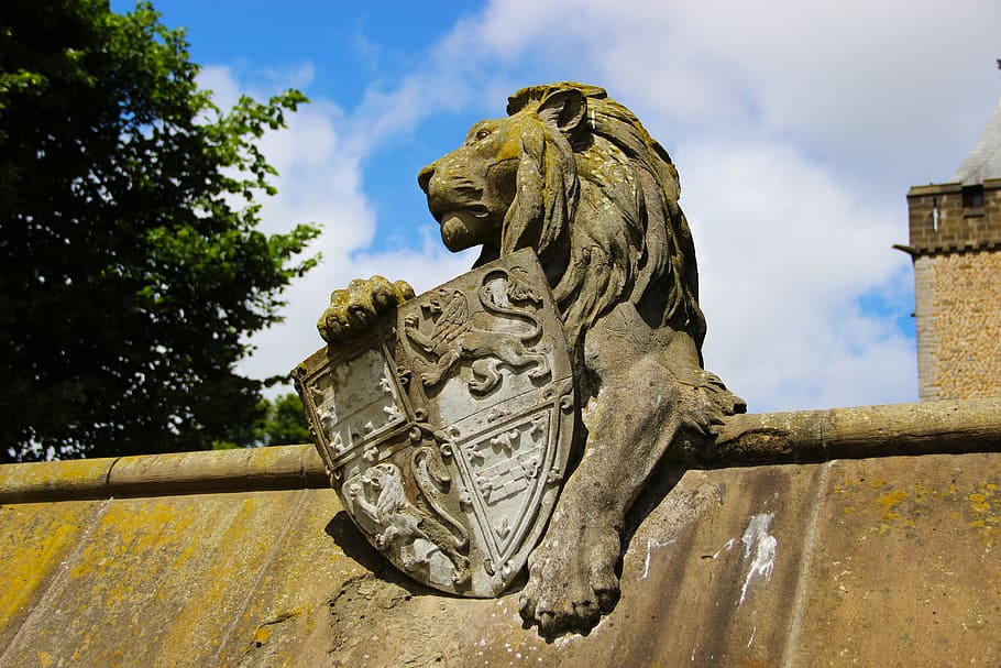 brown, lion, holding, shield statue, Stone Sculpture, Lion, Sculpture, sculpture, stone, statue, architecture
