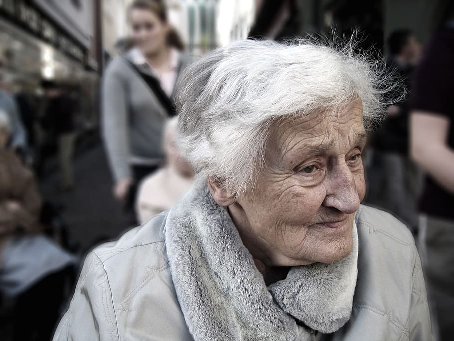 mujer, gris, chaqueta, dependiente, demencia, vejez, edad, alzheimer, casa de retiro, cuidado de ancianos