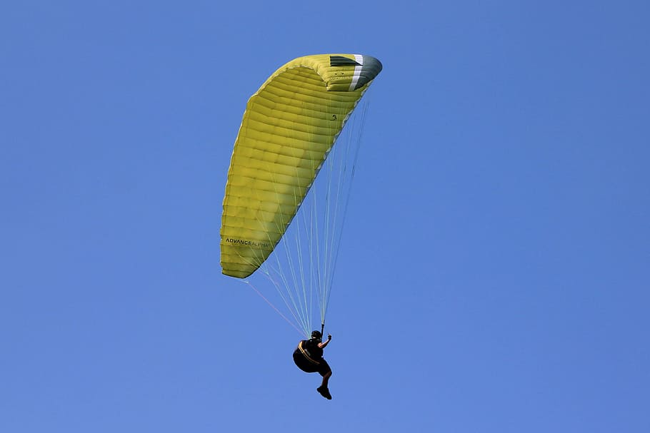 Persona, paracaídas, durante el día, parapente, deportes aéreos, deporte, volar, cielo, azul, amarillo