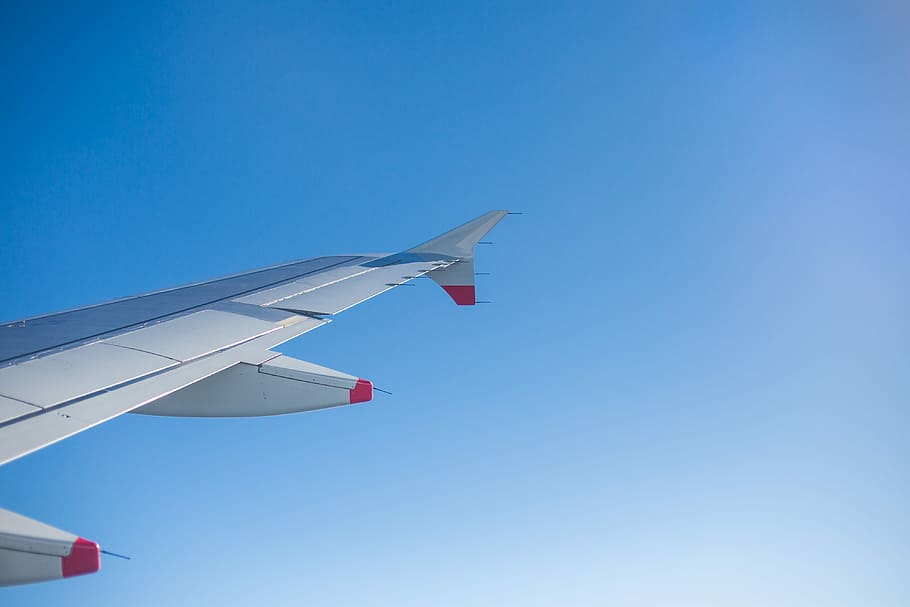 крыло самолета, яркий, небо, окно самолета, самолет, крыло, окно, синий, чистый, безоблачный