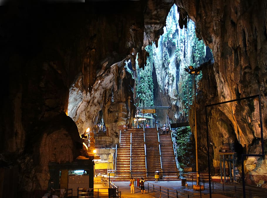 Gua Batu, Kuala Lumpur, dua orang di bawah gua, arsitektur, struktur yang dibangun, kepercayaan, agama, bangunan, kerohanian, gua