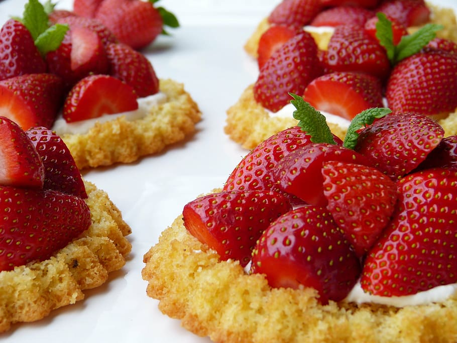 slice of strawberries, strawberry shortcake, strawberries, dough, frisch, fruit, fruits, gluten, bake, self-made