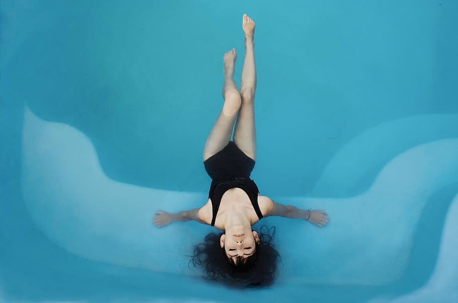 mulher, tomando, banho, piscina, preto, monokini, deitado, natação, menina, azul