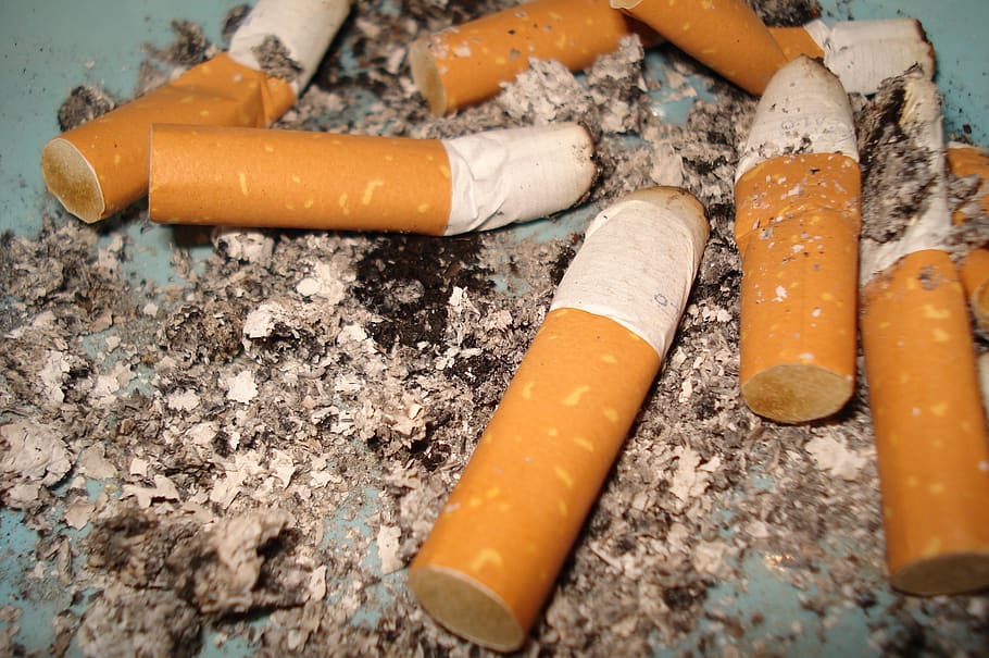 cigarros, cinzas, tilt, fumar, cinzeiro, mau hábito, bituca de cigarro, sinal de alerta, problemas de tabagismo, cigarro