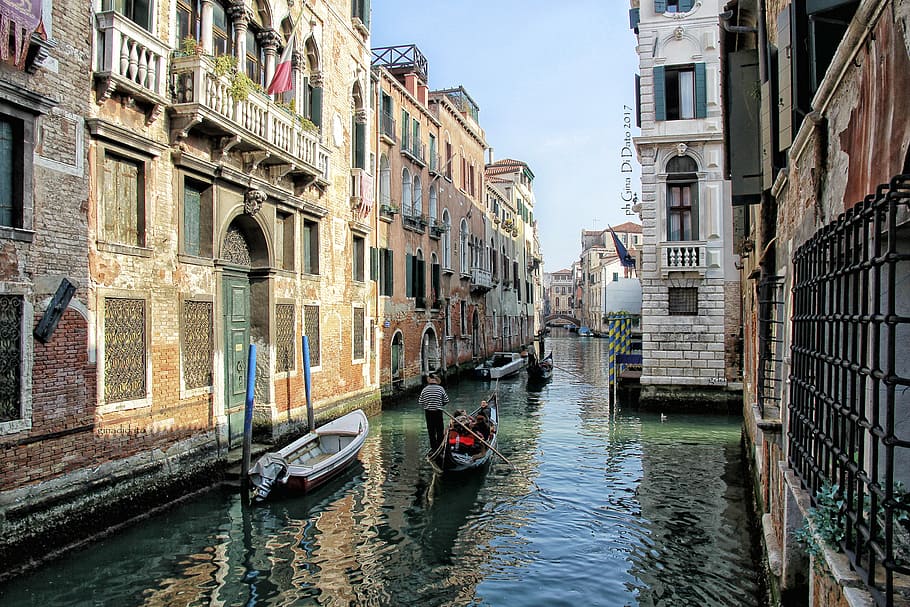 ancora, Venezia, man on boat, water, canal, nautical vessel, building exterior, transportation, built structure, mode of transportation