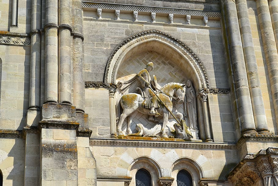 bordeaux, saint-georges, facade, church, high relief, stone church, knight, dragon, lance, shield