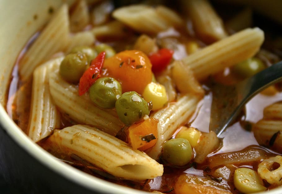 plato de pasta, sopa de fideos, sopa de verduras, sopa, fideos, pastas, verduras, guisantes, pimentón, zanahoria