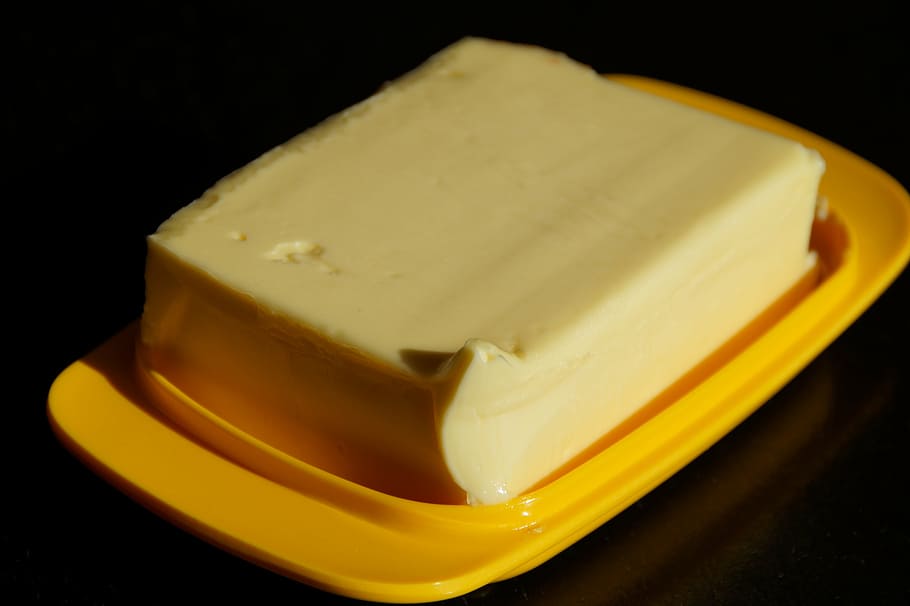 manteiga, amarelo, bandeja plástica, prato de manteiga, café da manhã, lanche, comida, comida e bebida, fundo preto, tiro do estúdio