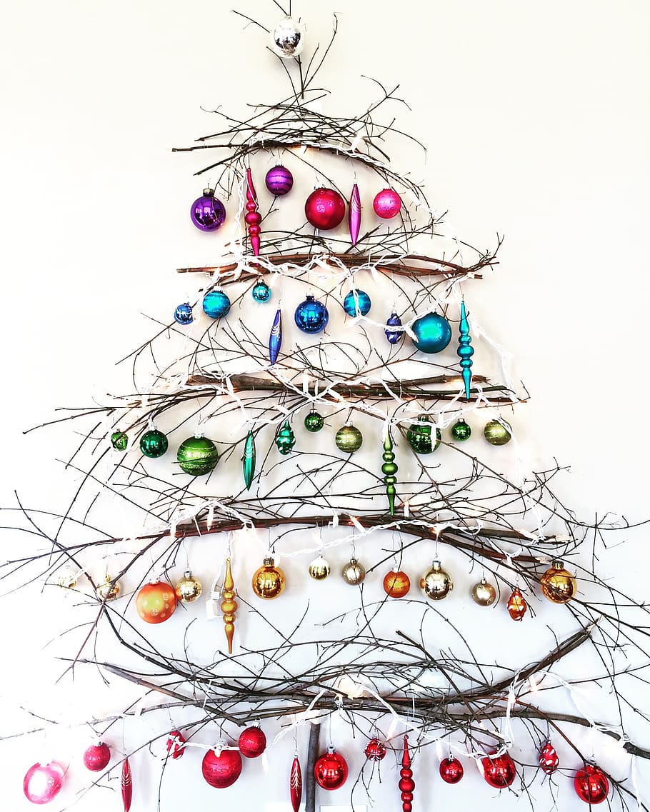 decoración de la pared del árbol de navidad, adornos de colores variados, navidad, árbol, adornos, rústico, artístico, estilizado, moderno, fondo blanco