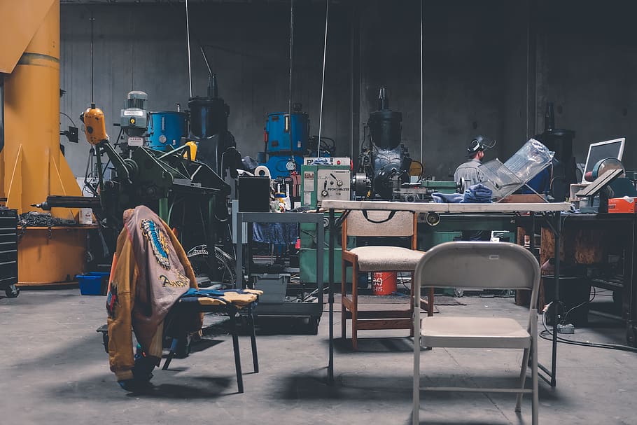 herramientas, mecánica, sillas, mesa, cuero, chaqueta, motor, máquina, hombres, personas reales