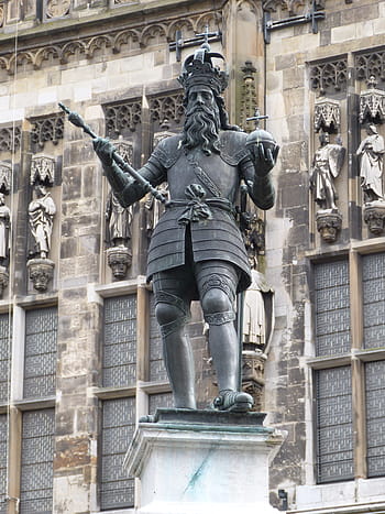 monument-kaiser-karl-aachen-historic-cen