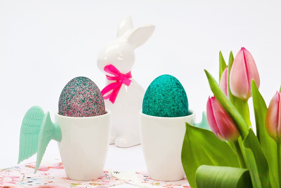 putih, keramik, patung kelinci, dua, dekorasi telur abu-abu dan hijau, bersayap, mug, paskah, piala, sayap