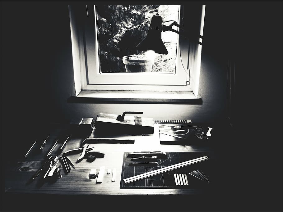 foto grayscale, meja, berbagai macam, alat, jendela, grayscale, foto, tangan, persediaan, bahan