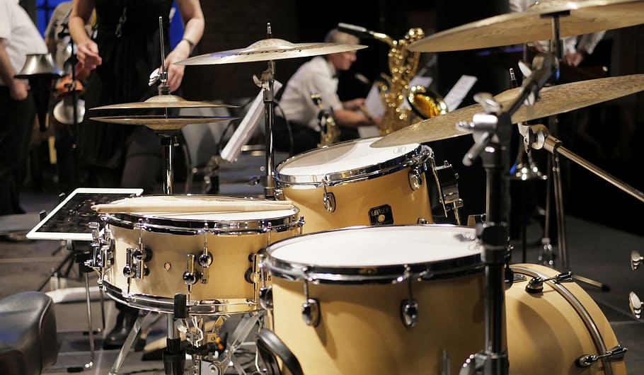 brass-colored, white, drum, kit close-up photo, drums, pool, snare drum, small drum, sticks, live music