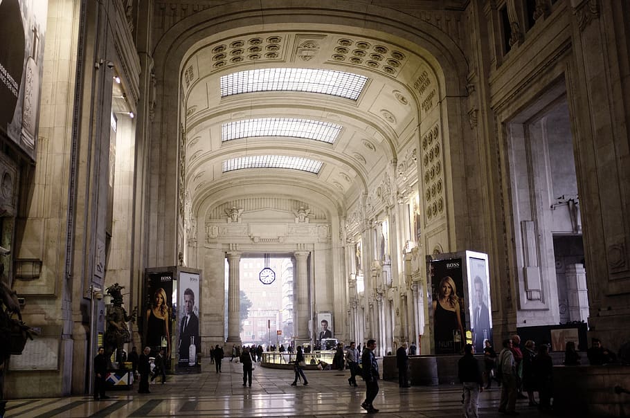 Varsovia La Estacion Central De Trenes De Milan Italia Milano Centrale Grupo De Personas Arquitectura Interiores Estructura Construida Personas Reales Arco Pxfuel